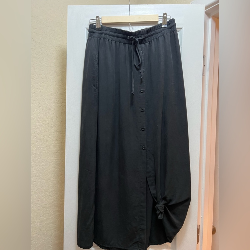 Anthropologie Cloth and Stone Charcoal Button detail Midi Skirt Chambray Size S